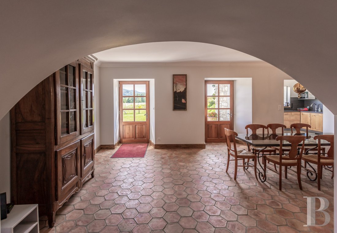 En Ardèche, à Saint-Alban-Auriolles, une ancienne ferme du 17e siècle à l’ombre d’un château - photo  n°4
